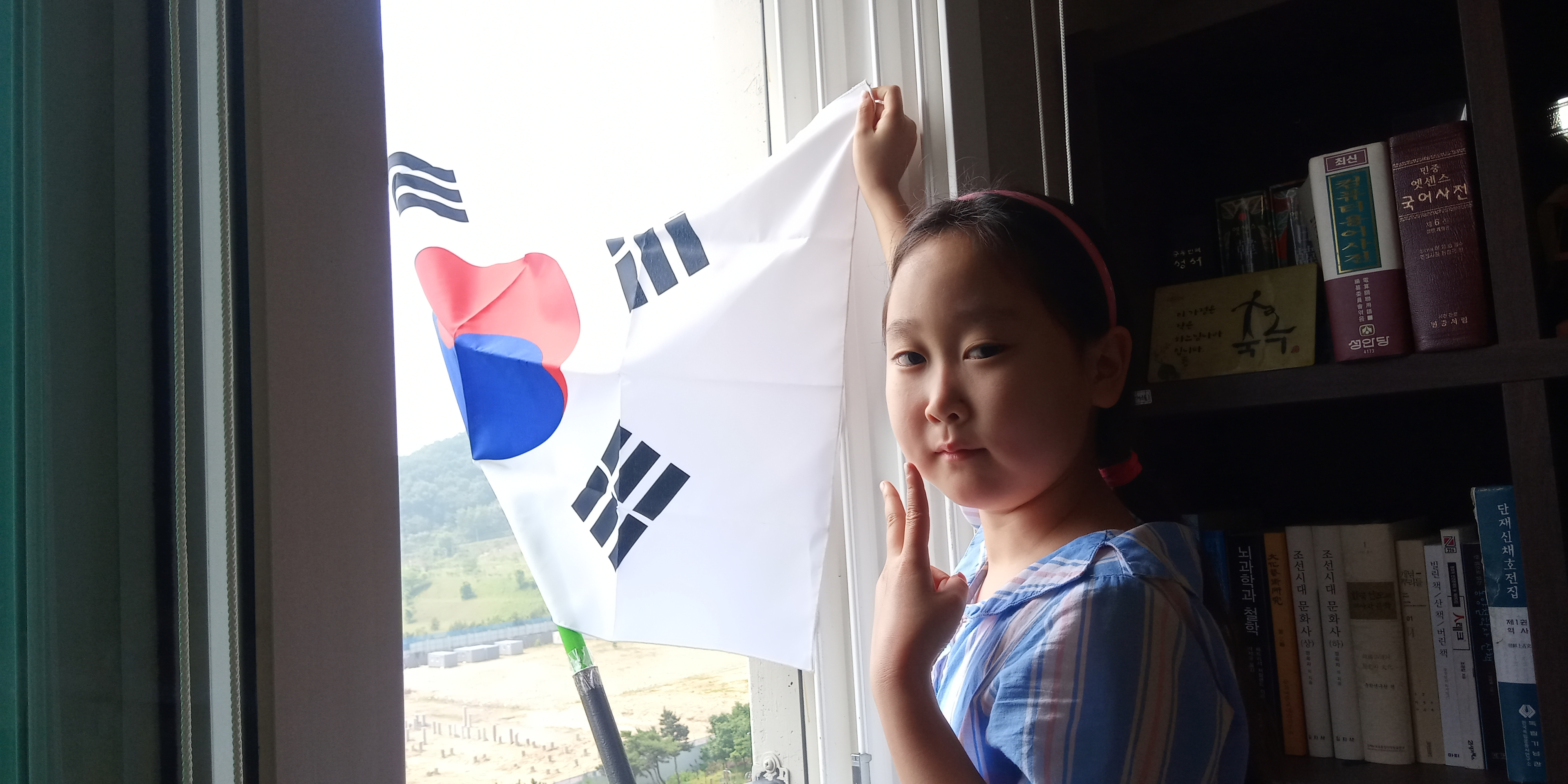 호국보훈의 의미로 조기를 달았습니다.