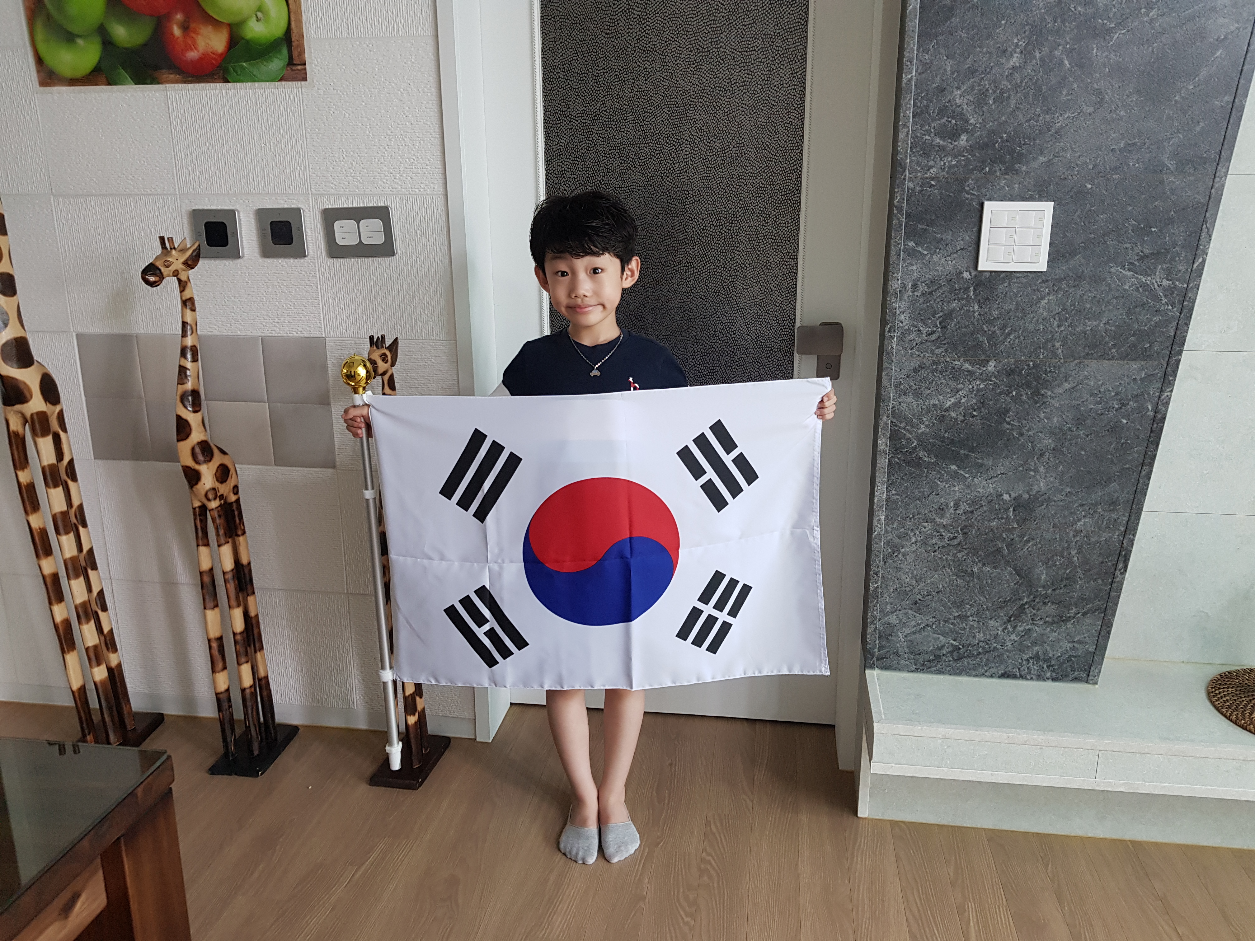 현충일 아침에 태국기  게양준비 완료
