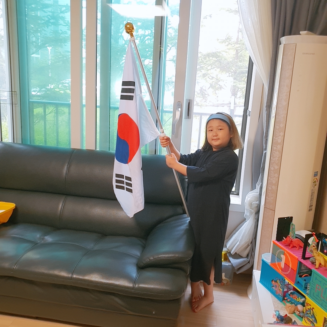 할아버지국기로 열심히다는하은이^^